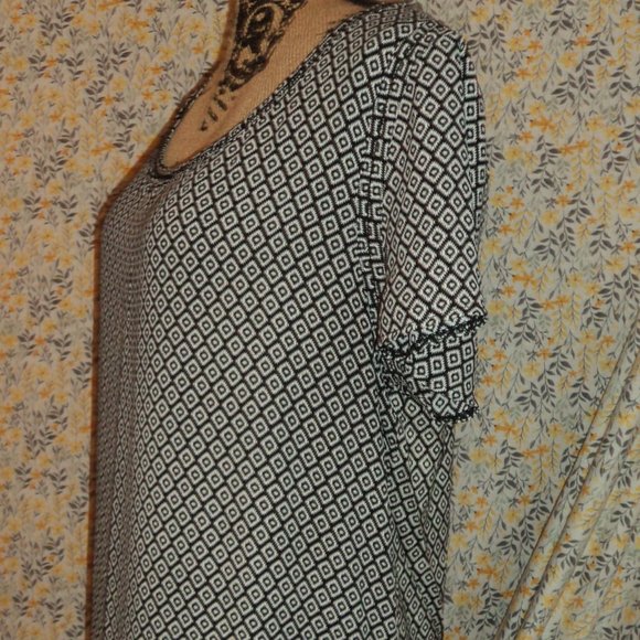 Geometric Patterned Top - Picture 5 of 7